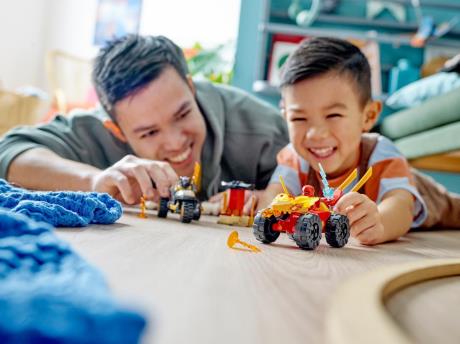 Конструктор LEGO NINJAGO Кай та Рас Битва на машині та мотоциклі 103 деталі (71789) - фото 0