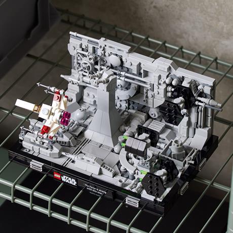 Конструктор LEGO Star Wars Діорама Політ над Зіркою Смерті 665 деталей (75329) - фото 2
