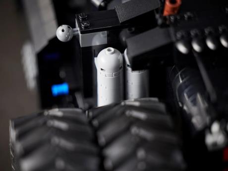 Конструктор LEGO Super Heroes DC Batman Бетмобіль Тумблер 2049 деталей (76240) - фото 0