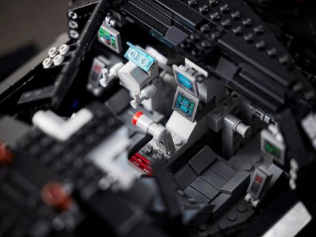 Конструктор LEGO Super Heroes DC Batman Бетмобіль Тумблер 2049 деталей (76240) - фото 0