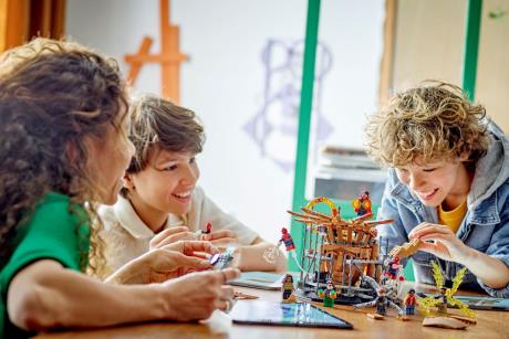 Конструктор LEGO Super Heroes Вирішальний бій Людини-павука 900 деталей (76261) - фото 0