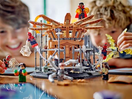 Конструктор LEGO Super Heroes Вирішальний бій Людини-павука 900 деталей (76261) - фото 0