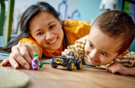 Конструктор LEGO DC Batman Погоня на Бетмобілі Бетмен проти Джокера 54 деталі (76264) - фото 0