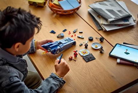 Конструктор LEGO Batman Super Heroes Бетмен на бетмобілі проти Харлі Квін і Містера Фріза 435 деталей (76274) - фото 0