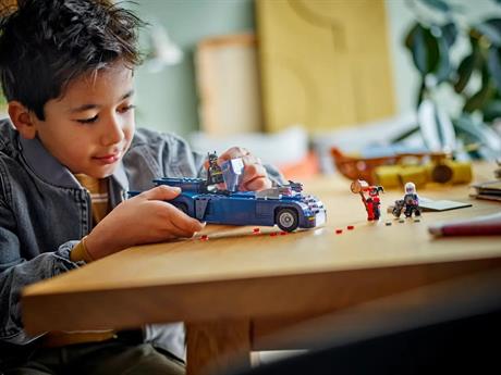 Конструктор LEGO Batman Super Heroes Бетмен на бетмобілі проти Харлі Квін і Містера Фріза 435 деталей (76274) - фото 0