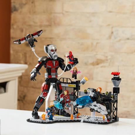 Конструктор LEGO Super Heroes Перший месник Протистояння Пригодницька битва 736 деталей (76314) - фото 10