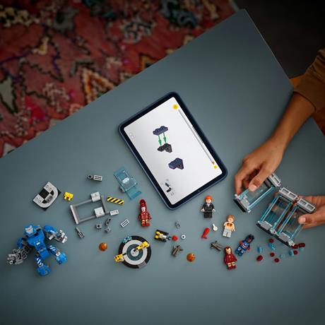 Конструктор LEGO Marvel Лабораторія Залізної Людини: зал обладунків 384 деталі (76315) - фото 9