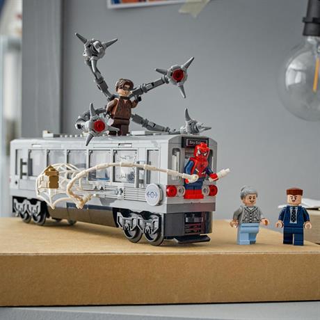 Конструктор LEGO Super Heroes Людина-павук проти Дока Ока Сцена в метро 393 деталі (76321) - фото 2