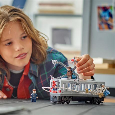 Конструктор LEGO Super Heroes Человек-паук против Дока Ока Сцена в метро 393 детали (76321) - фото 5