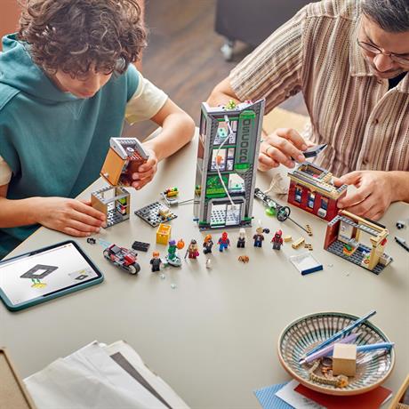 Конструктор LEGO Super Heroes Человек-паук против Оскорпа 808 деталей (76324) - фото 3