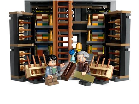Конструктор LEGO Harry Potter Крамниці Олівандера й мантій від Мадам Малкін 744 деталі (76439) - фото 0