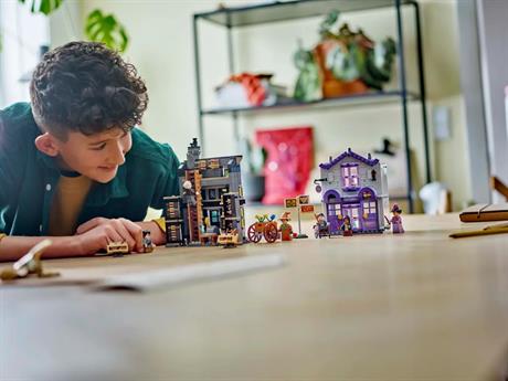 Конструктор LEGO Harry Potter Крамниці Олівандера й мантій від Мадам Малкін 744 деталі (76439) - фото 0