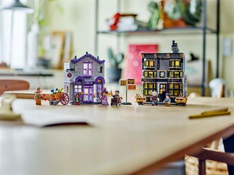 Конструктор LEGO Harry Potter Крамниці Олівандера й мантій від Мадам Малкін 744 деталі (76439) - фото 0