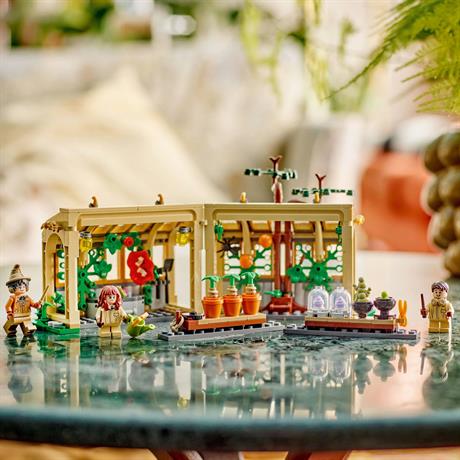 Конструктор LEGO Harry Potter Замок Гогвортс урок гербології 390 деталей (76445) - фото 5