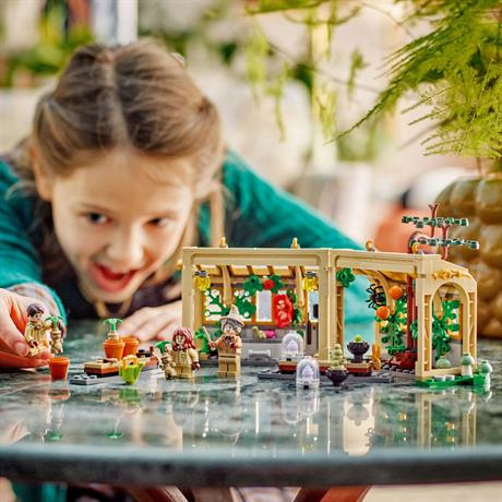 Конструктор LEGO Harry Potter Замок Гогвортс урок гербології 390 деталей (76445) - фото 7