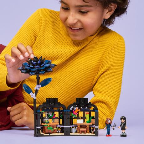 Конструктор LEGO Wednesday Квітка чорної жоржини 358 деталей (76784) - фото 0