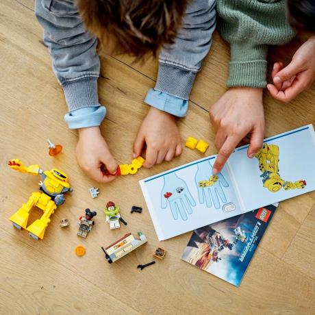 Конструктор LEGO Lightyear Погоня за циклопом 87 деталей (76830) - фото 0