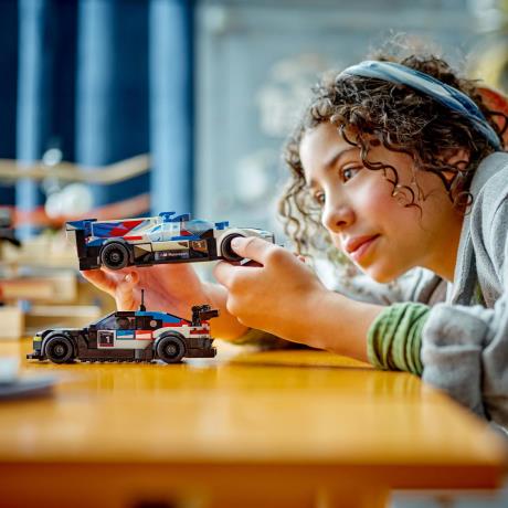 Конструктор LEGO Speed Champions Автомобілі для перегонів BMW M4 GT3 і BMW M Hybrid V8 676 деталей (76922) - фото 7