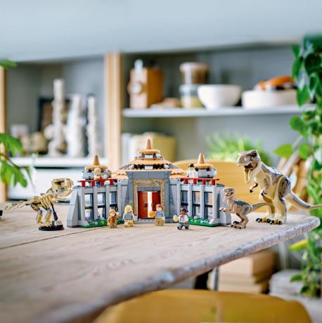 Конструктор LEGO Jurassic World Центр відвідувачів Атака тиранозавра й раптора 693 деталей (76961) - фото 0