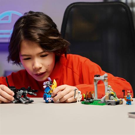 Конструктор LEGO Fortnite Табір Peely та Sparkplug 250 деталей (77075) - фото 9