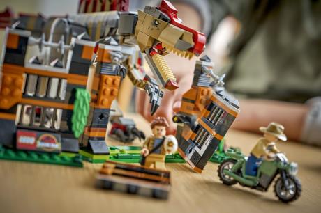 Конструктор LEGO® Jurassic World Втеча спинозавра Іграшка (77982) - фото 6