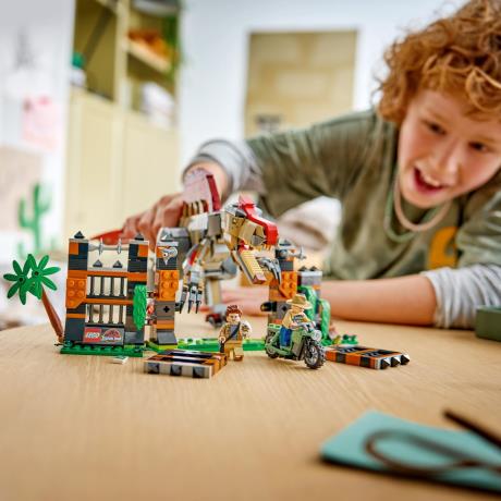 Конструктор LEGO® Jurassic World Втеча спинозавра Іграшка (77982) - фото 7