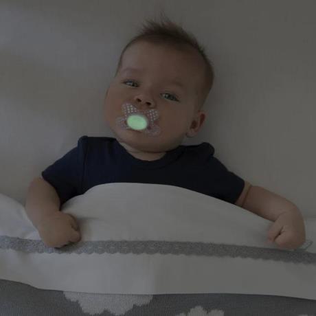Пустушка силіконова Difrax Dental Night світиться у темряві з 0 до 6 міс. (GL799) - фото 0